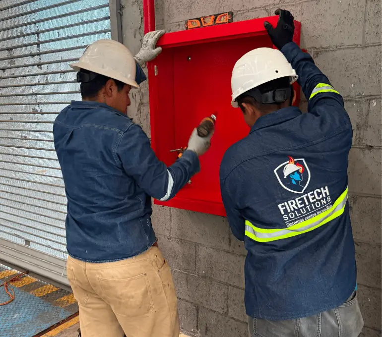 Instalación de gabinete contra incendio por técnicos de FireTech Solutions