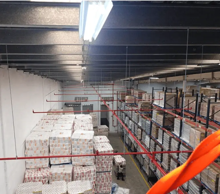 Sistema de rociadores In-Rack instalado en centro de distribución por FireTech Solutions