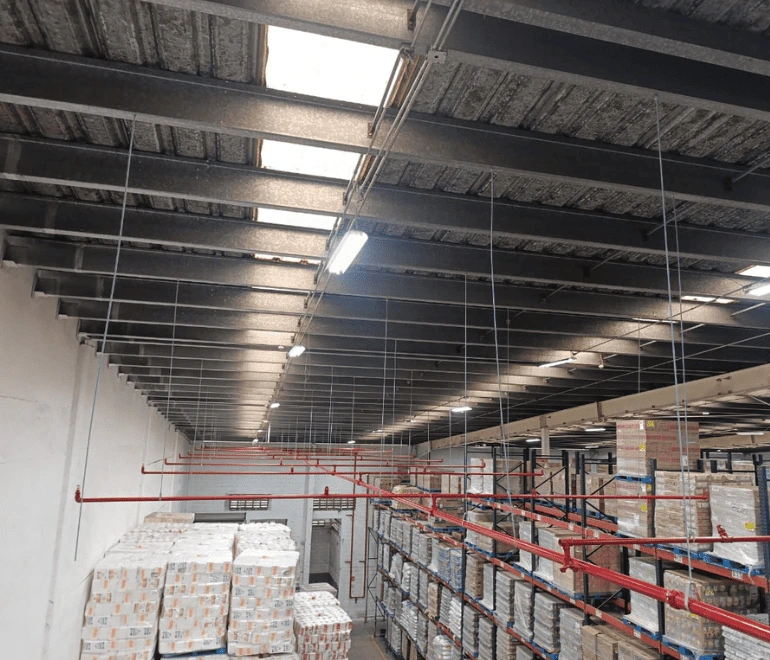 Red hidráulica contra incendios en centro de distribución logístico