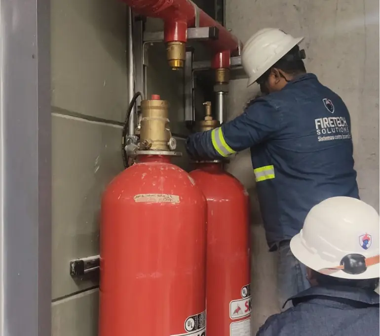 Técnicos de FireTech Solutions instalando sistema de supresión con agente limpio para protección de data center